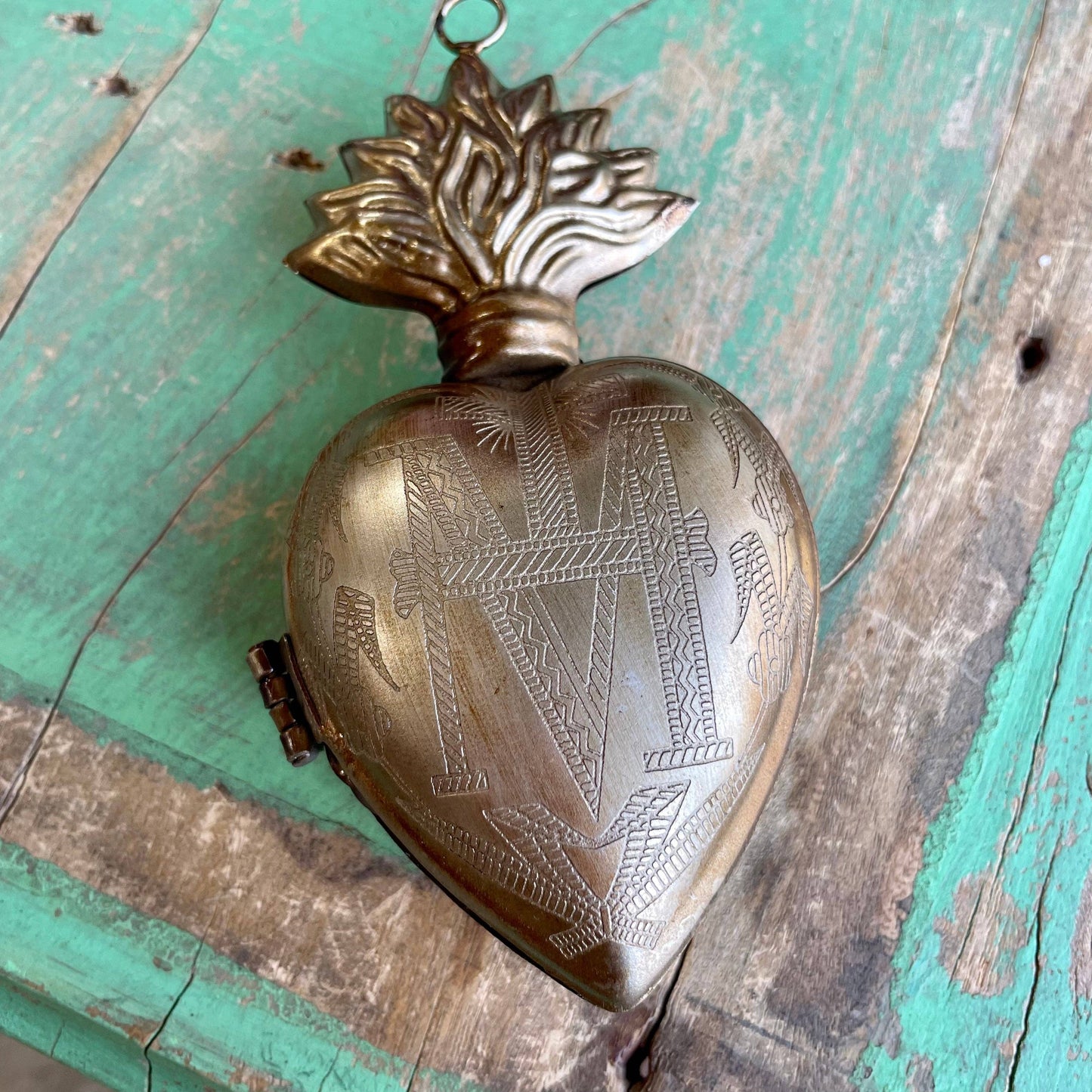 Love and Honor Jesus LLC - Sacred Heart Locket Box